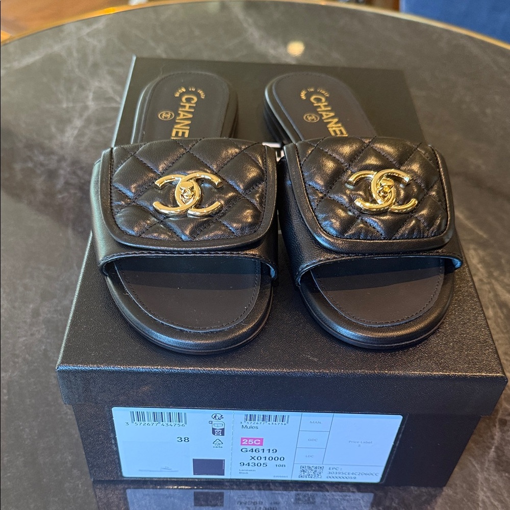 CHANEL Turnlock CC logo Quilted lambskin leather sandals sz 38